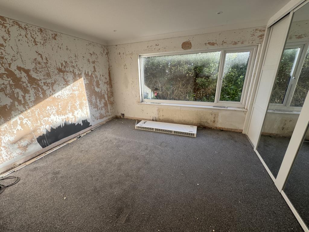 Lot: 134 - DETACHED HOUSE WITH COMPLETION WORKS REQUIRED - View of bedroom on the lower floor